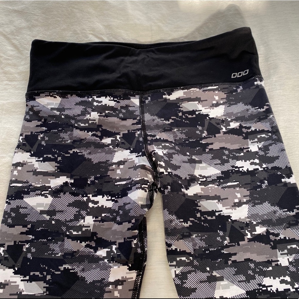 Lorna Jane Crop Camo Leggings Size L